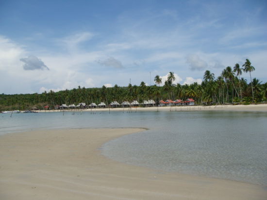 Hier noch ein Foto des Strandes und unserer Bungalowanlage von einer anderen Seite.