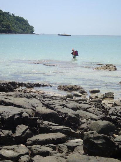 Ich auf den Steinen und meine Mutter bei ihrer "Abkuerzung"... sah echt witzig aus mit dem ganzen Gepaeck und unterdessen nassen Hosen ! 