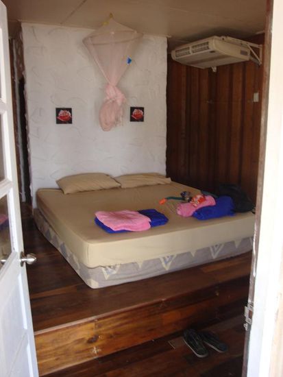 Sicht innerhalb des Bungalows... richtig geraeumig im Gegensatz zu den meisten anderen Standart-Bungalows am Strand.