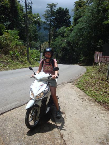 Und hier meine Mutter... sie war im Gegensatz zu mir Verantwortungsvoll und trug einen Helm !