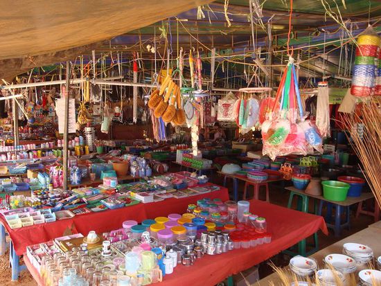 So sah es auf dem Markt aus... nebenan hatte es auch noch Staende mit diversen Kleidern...
