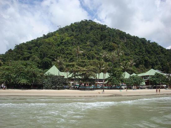 Und nochmals die Sicht auf die hueglige Insel... sieht schon toll aus mit dem Dschungel hinter der Beach.