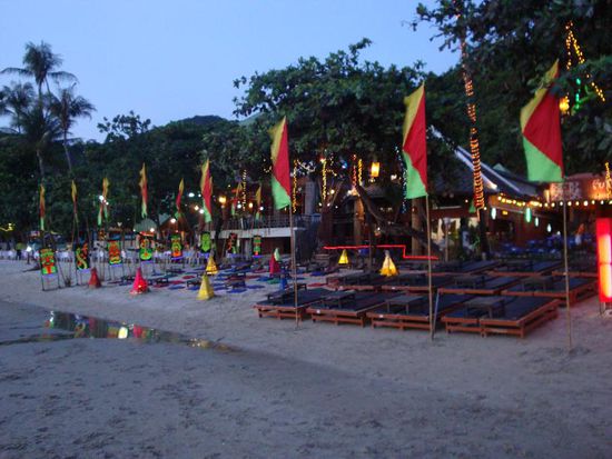 Eine der Strandbars... hier konnte man sich nach einem guten Essen gemutlich hinlegen... einen Drink oder eine Wasserpfeiffe geniessen.