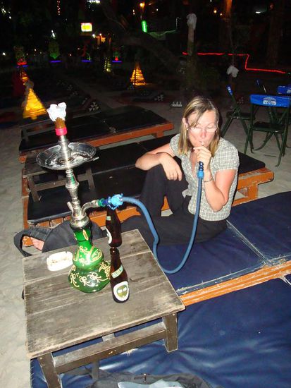 Meine Mutter am rauchen einer Wasserpfeife 