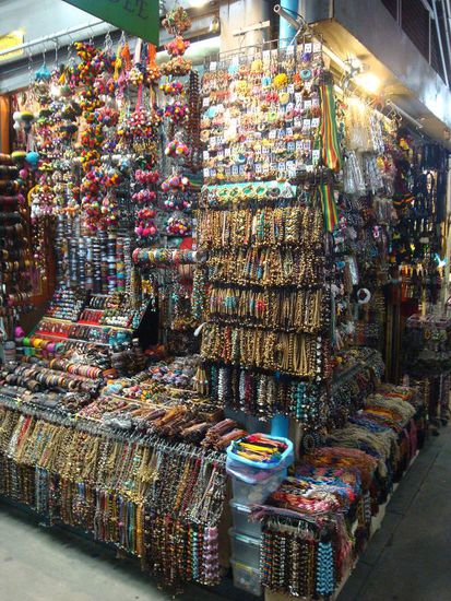 Hals-und Armbaender bis zum abwinken... sicherlich ein Traum fuer Frauen !