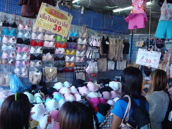 Und hier BH's fuer 2 Franken... an diesem Stand hier herrschte richtig ein Chaos...