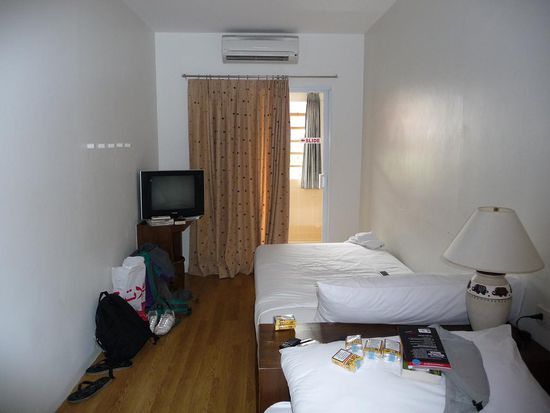 Und hier noch unser Hotelzimmer (700 Bath), aber dafuer mit TV und Klimaanlage... was sicherlich fuer Alain der quasi aus dem Winter kam von Vorteil war !