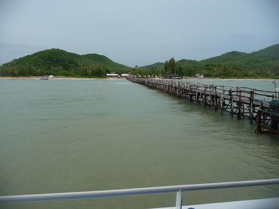 Auf dem Pier vor dem Boot.... Blick zurueck auf das Festland von Thailand !