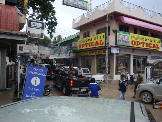 Ankunft auf der Insel... alles voller Pick-Up Taxis.