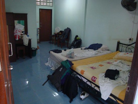 Unser grosses Zimmer im "Sand Beach Resort". Voll ok fuer diesen Preis und nur ca. 50 Meter vom Strand entfernt...