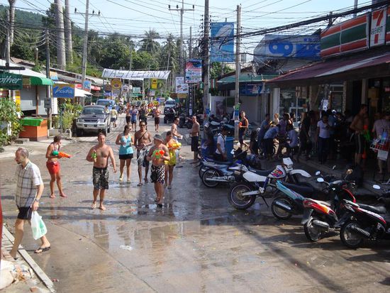 So sah dies ungefaehr aus... alles war Nass und alle waren bewaffnet ! Aber total Fun...