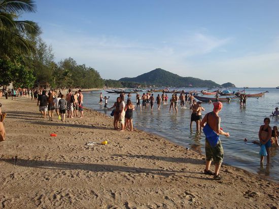 Auch der Strand war voller Leute... und jedes Boot das gerade ankam wurde umgehend angegriffen.