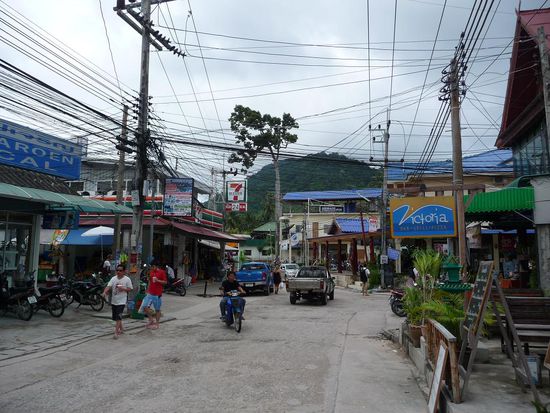 Die Hauptstrasse... im Bereich der "Sairee Beach".
