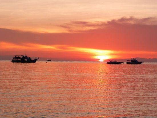 Und hier noch einer der schoenen Sonnenuntergaenge in Koh Tao... noch ein wenig schoener dank Alain's "Sunset-Funktion" an seiner Kamera ! 