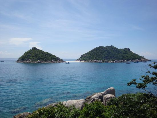 Hier das Bild der Insel... in der Mitte befindet sich ein Strand, echt schoen !