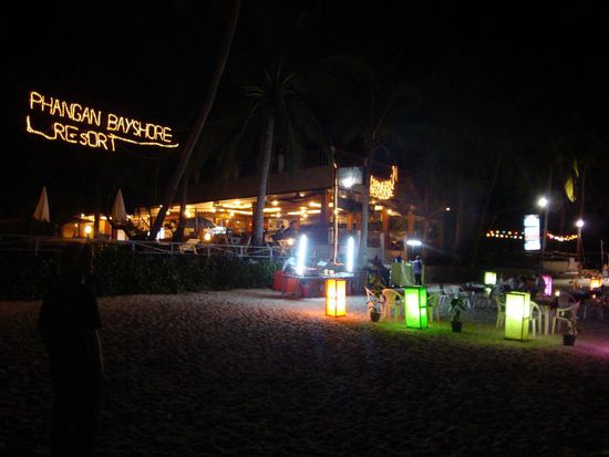 Abendessen am Strand direkt vor unserem Resort... so richtig gemuetlich !
