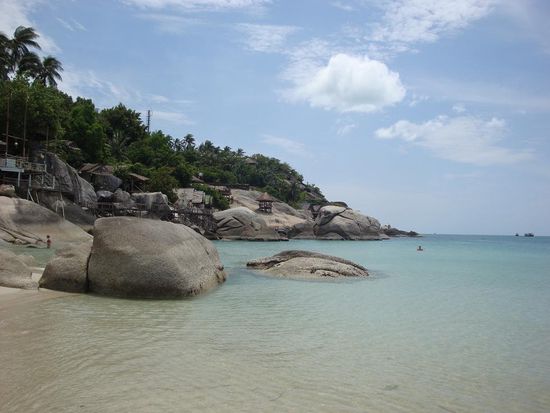 Sicht vom Strand zu den Felsen, wo sich auch unsere Anlage befand...