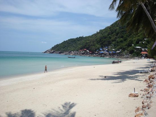 Und hier noch der Strand selber... fast leer und wunderschoen.