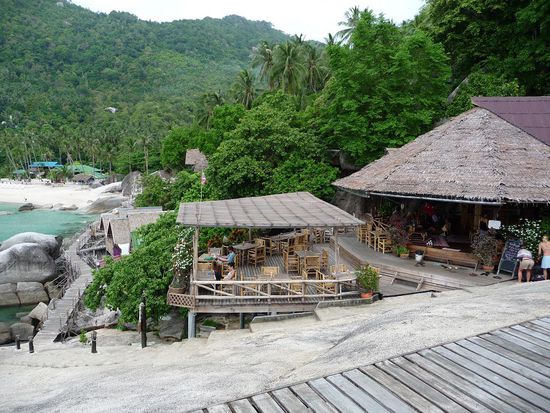 Das gute und auch guenstige Restaurant mit Sicht auf's Meer, direkt auf den Felsen gebaut...