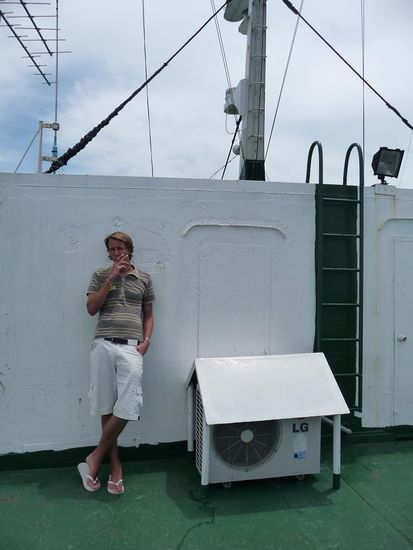 Auf dem Deck des Bootes... nun war Schluss mit gemuetlichem Insel-Leben 