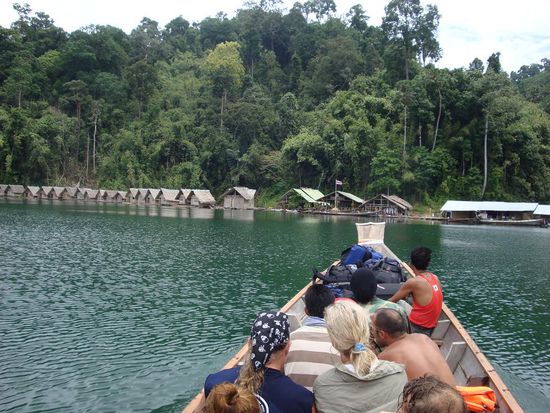 Unsere Ankunft... Bungalows auf dem Wasser, direkt neben dem Dschungel ! Ein voll gemuetlicher Ort...