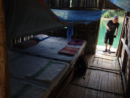 Und unser Bungalow von innen... einfach aber gemuetlich und vorallem direkt am Fluss !