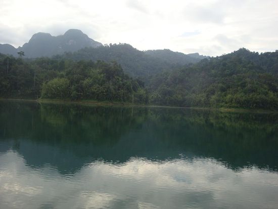 Waehrend der Bootsfahrt... Fluesse, Dschungel und in der Ferne riesige Kalksteinfelsen.