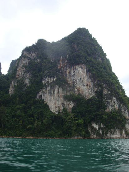Vorbei an beeindruckenden Kalksteinfelsen...