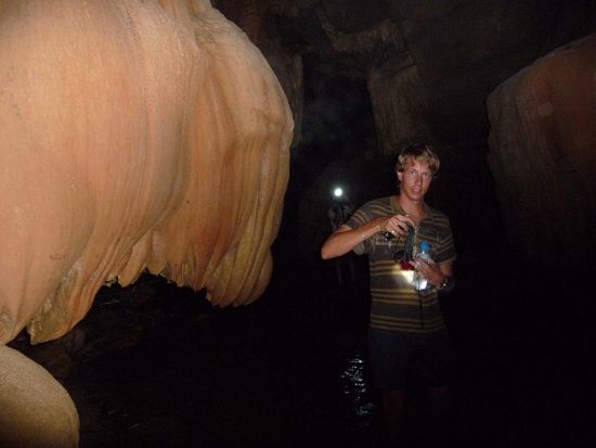 Und hier ich selbst in der Hoehle... Taschenlampe, Kamera und Wasserflasche in der Hand !