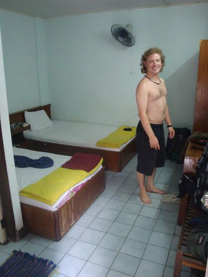 Unser anstaendiges Zimmer im Untergeschoss mit Klimaanlage... im 1. Stock irgendwo befand sich Zimmer Nr. 38 wo auch die Filmszene gedreht wurde !