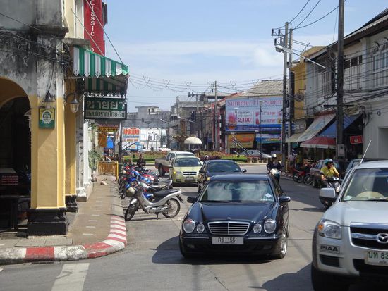 Und ein weiteres Foto der Stadt... der Mercedes auf dem Bild sowie auch der BMW zuvor war Zufall ! Also es hatte hier nicht nur deutsche Autos...