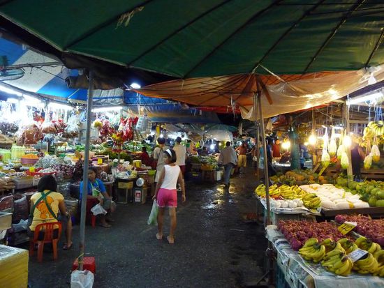 Der Gemuese- und Fruchtmarket in Phuket-Stadt, auch hier hatte es fast nur Einheimische !