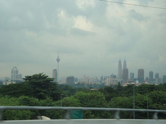 Sicht auf die Stadt waehrend der Taxifahrt... die Twin-Towers kamen immer naeher !