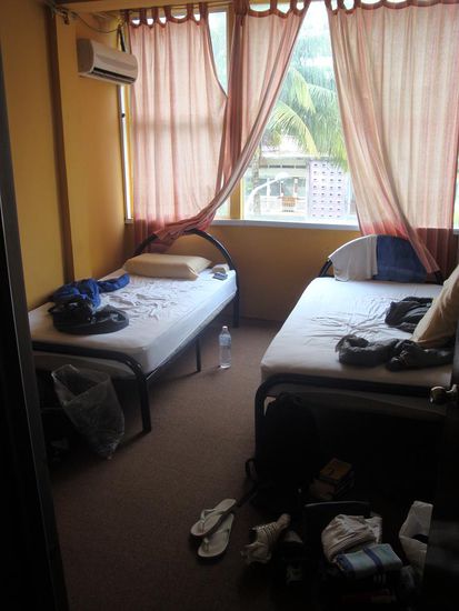 Unser Zimmer mit Klimaanlage, abgesehen das wir kein Badzimmer hatten war es voll gemuetlich...