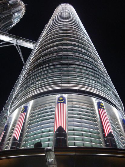 Direkt vor einem der Towers... schon eindruecklich !