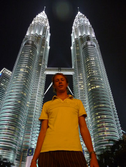 Und natuerlich ein typisches Foto das jeder macht, ich mit den Twin-Towers im Hintergrund ! 