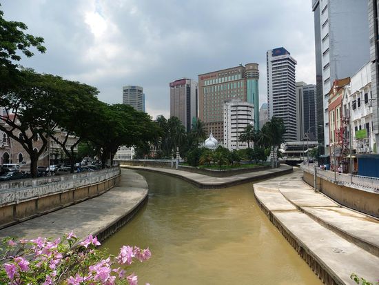 Sicht von einer Bruecke innerhalb der Stadt...