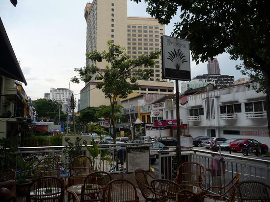 An dieser Strasse befand sich unsere Unterkunft... hier goennten wir uns auch meistens am Abend noch ein zu teures Bier 