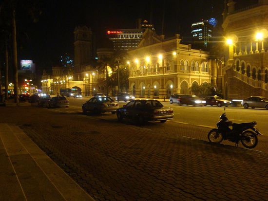 Und nochmals der Merdaka Square am Abend... leider nicht vollstaendig Beleuchtet !