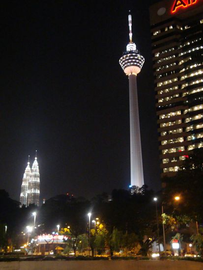 Zu Fuss unterwegs durch die Stadt... Als Orientierung dienen die Twin Towers sowie der Menara Tower ! (Fernseh-Turm)