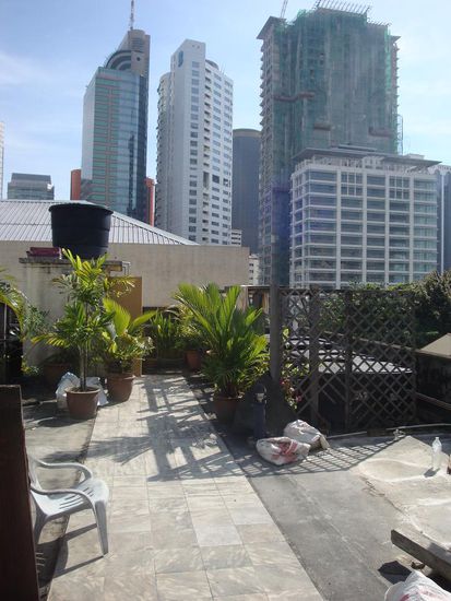 Dies war unsere Dachterrasse, recht gross, dafuer nicht gerade aufgeraeumt, aber voll gemuetlich um in Ruhe ein Bier zu trinken...