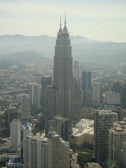 Sicht vom Menara-Fernseh-Turm auf die Petronas Twin Towers... schon gewaltig !