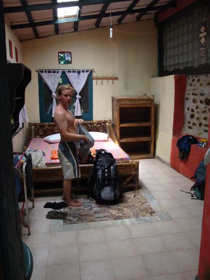 Unser Zimmer im "Jungle Inn", fuer 100'000 Rupien pro Nacht. Theroretisch schuldet mir jetzt irgend eine Guide 1 Mio. Rupien 