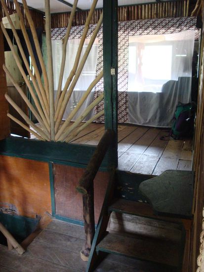 Und das Zimmer von innen... unten links Treppe zum Badezimmer und oben ein riesiges Bett mit Moskitonetz.