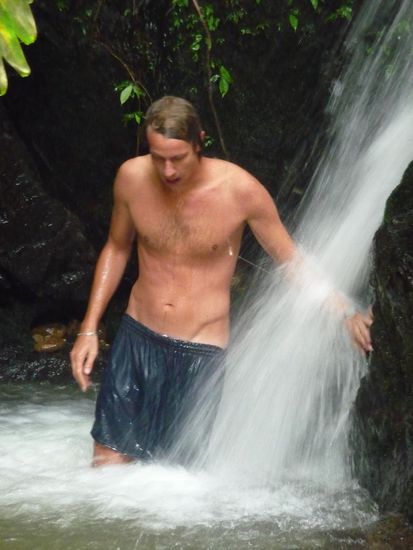 Kurzes Bad im Wasserfall... da man sich hier richtig vom Wasser massieren lassen konnte, verlor ich fast meine Badehose ! 