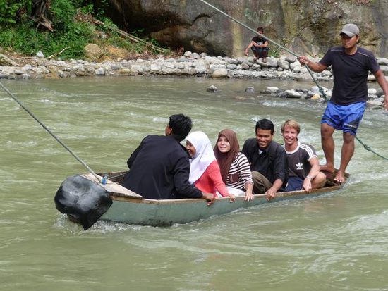 Flussueberquerung mit der Faehre... ich zusammen mit den Einheimischen ! Schaade sind wir nicht umgekippt, ich haette mich koestlich amuesiert...