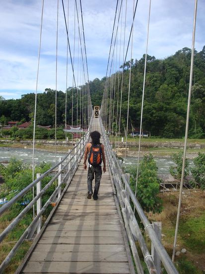 Zuerst ueberquerten wir den Fluss ueber die riesige Haengebrueck um anschliessend in den Dschungel zu gelangen.