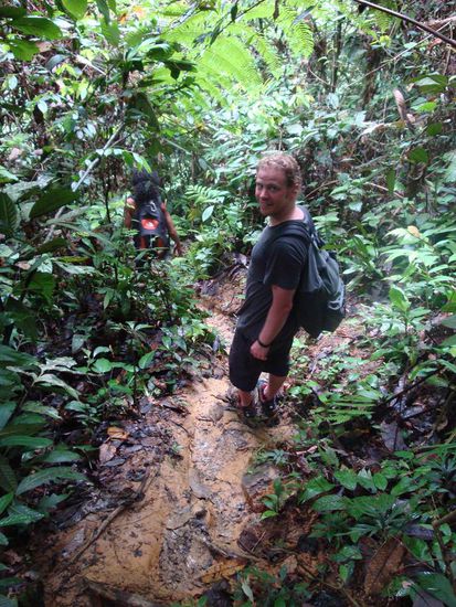 Und auf solchen Wegen bewegten wir uns... tolle "Trails" aber voll anstrengend, wir beide waeren unzaehlige male fast gestuertz !