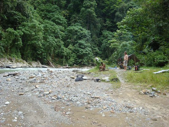 Und so sah es 180 Grad in die andere Richtung aus... eine Sandbank direkt am Fluss wo auch schon alles fuer die Uebernachtung vorbereitet war.