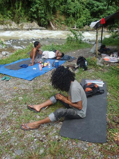 Unsere Guides und unser Koch am relaxen im Camp...